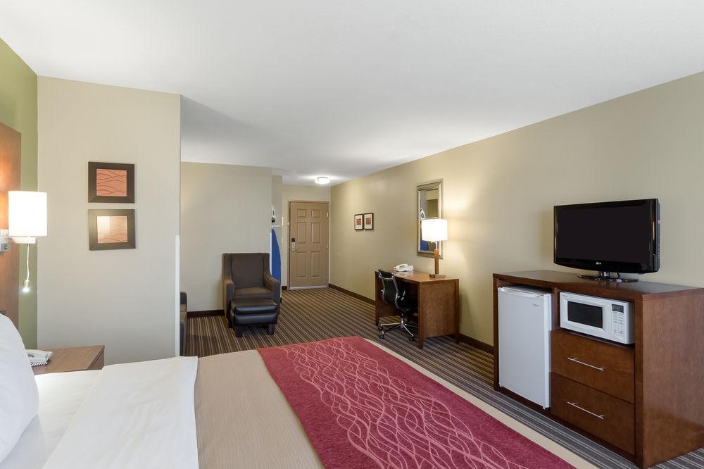 Comfort Inn & Suites Fayetteville-University Area Exterior photo