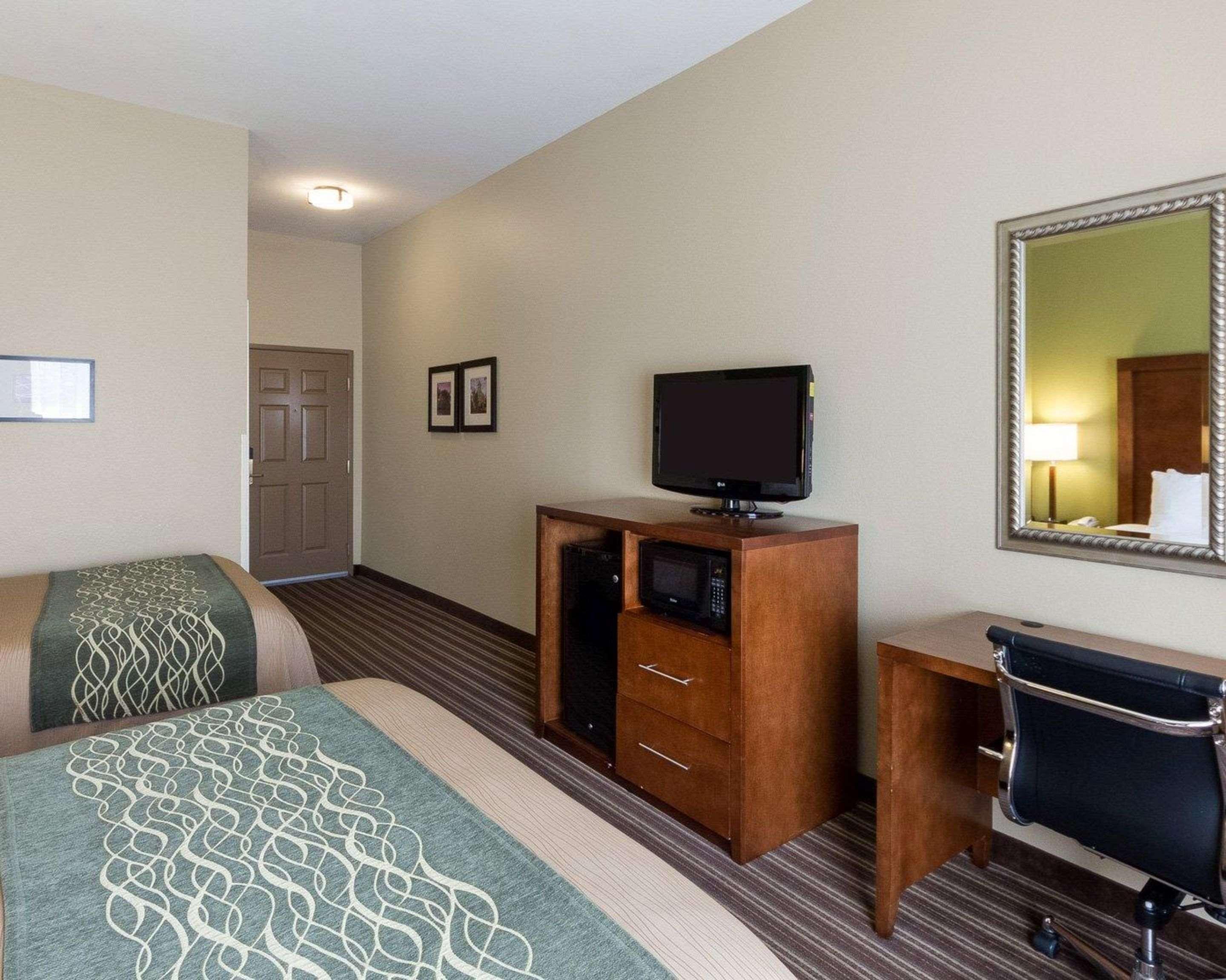 Comfort Inn & Suites Fayetteville-University Area Exterior photo