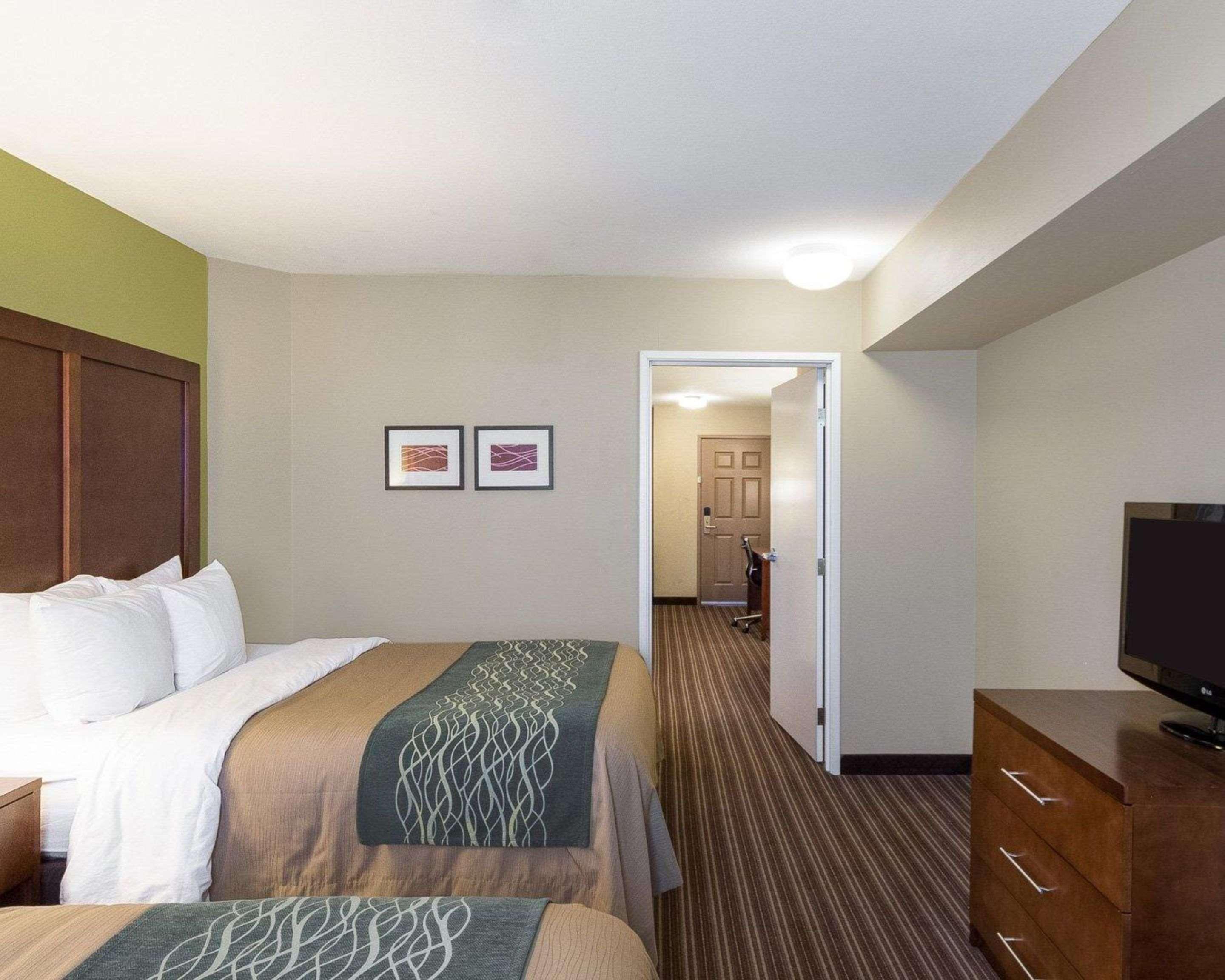Comfort Inn & Suites Fayetteville-University Area Exterior photo