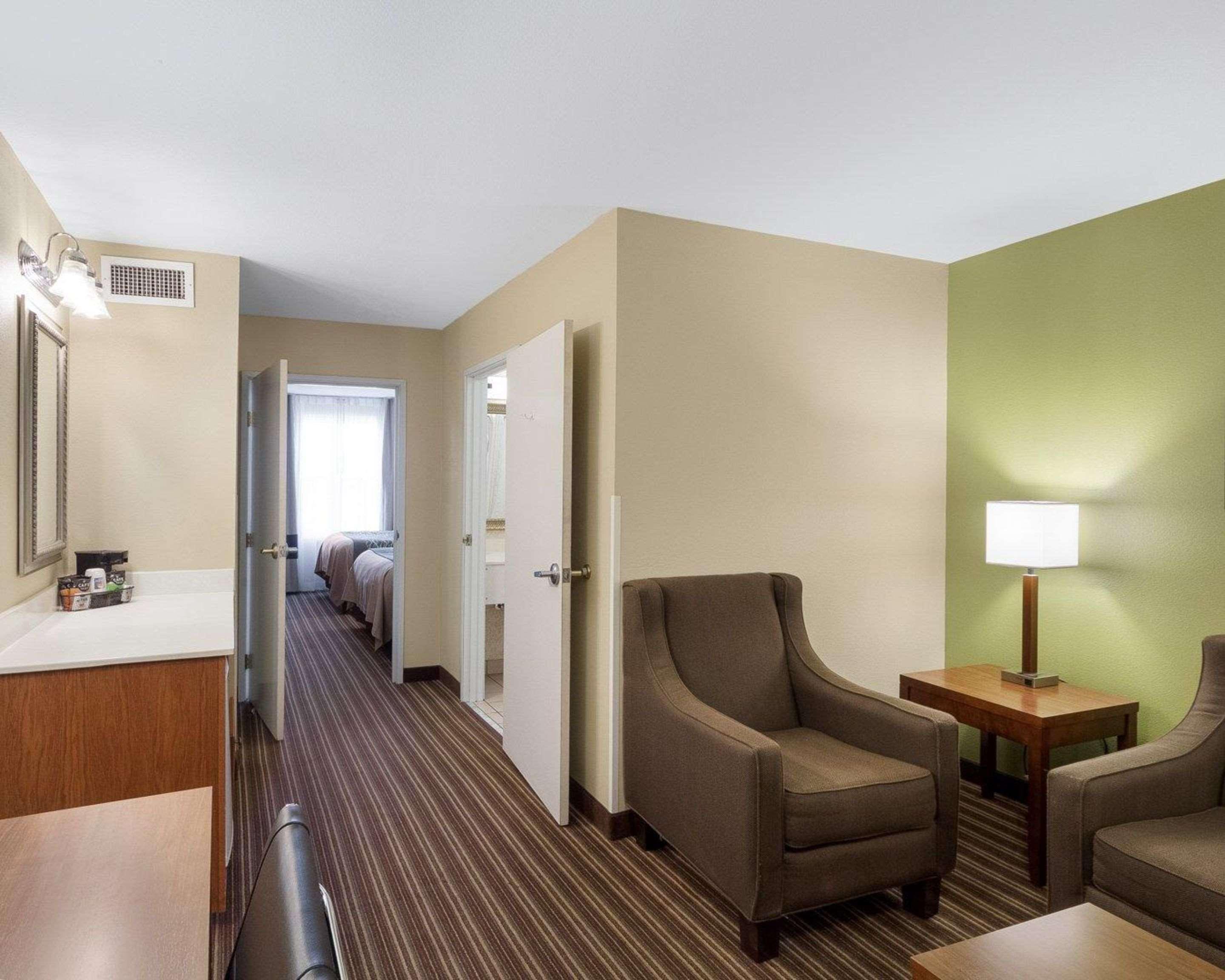 Comfort Inn & Suites Fayetteville-University Area Exterior photo