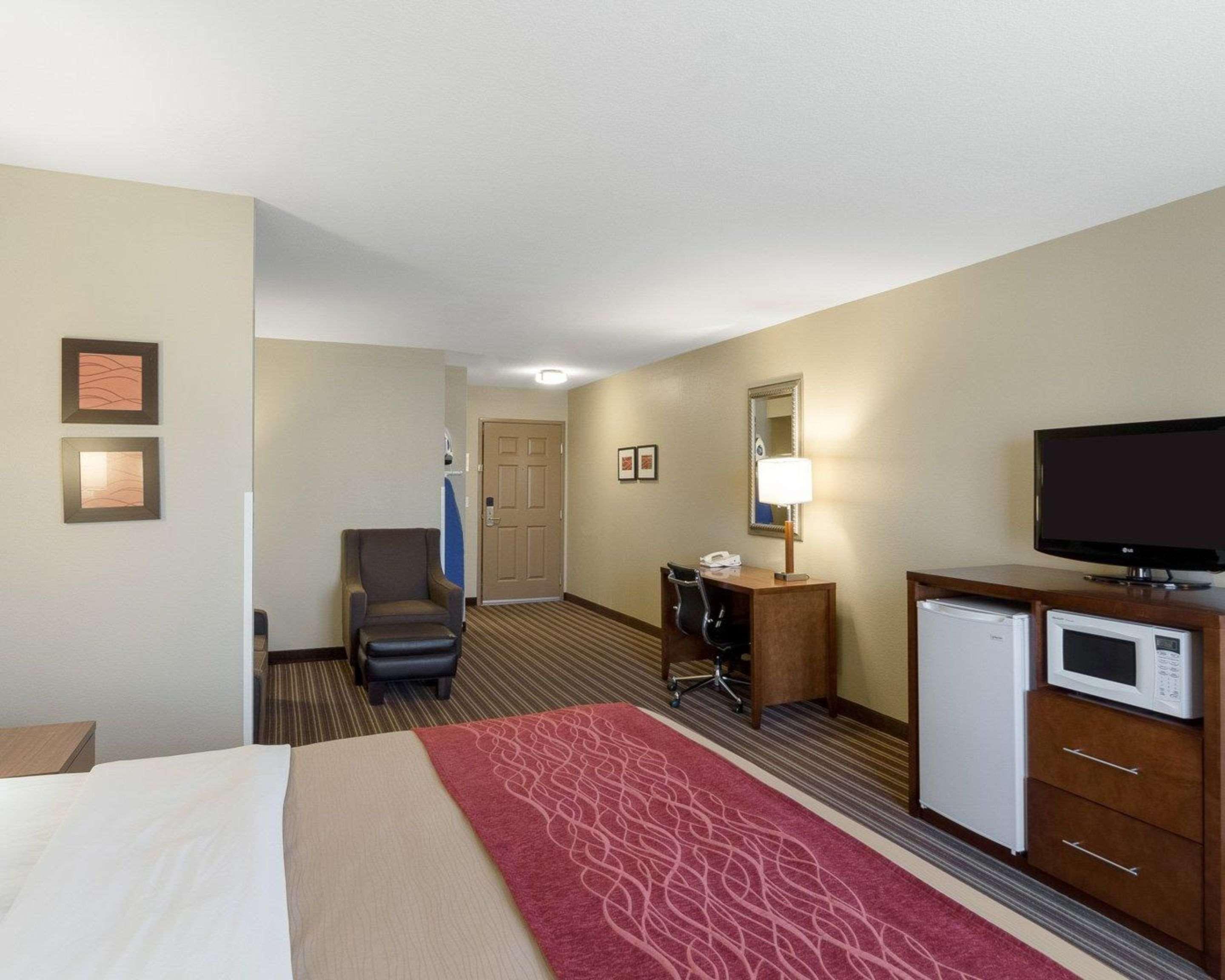 Comfort Inn & Suites Fayetteville-University Area Exterior photo