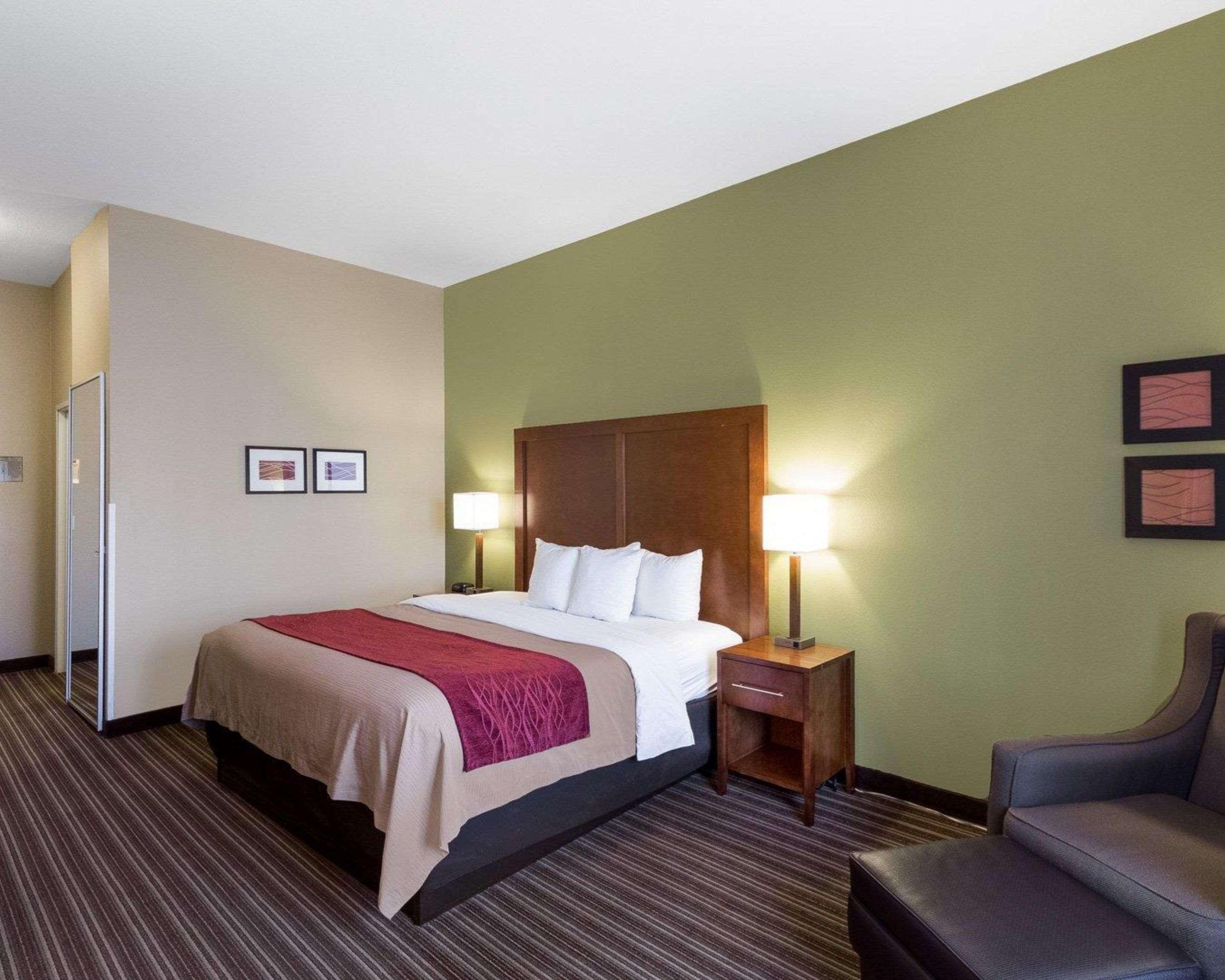 Comfort Inn & Suites Fayetteville-University Area Exterior photo