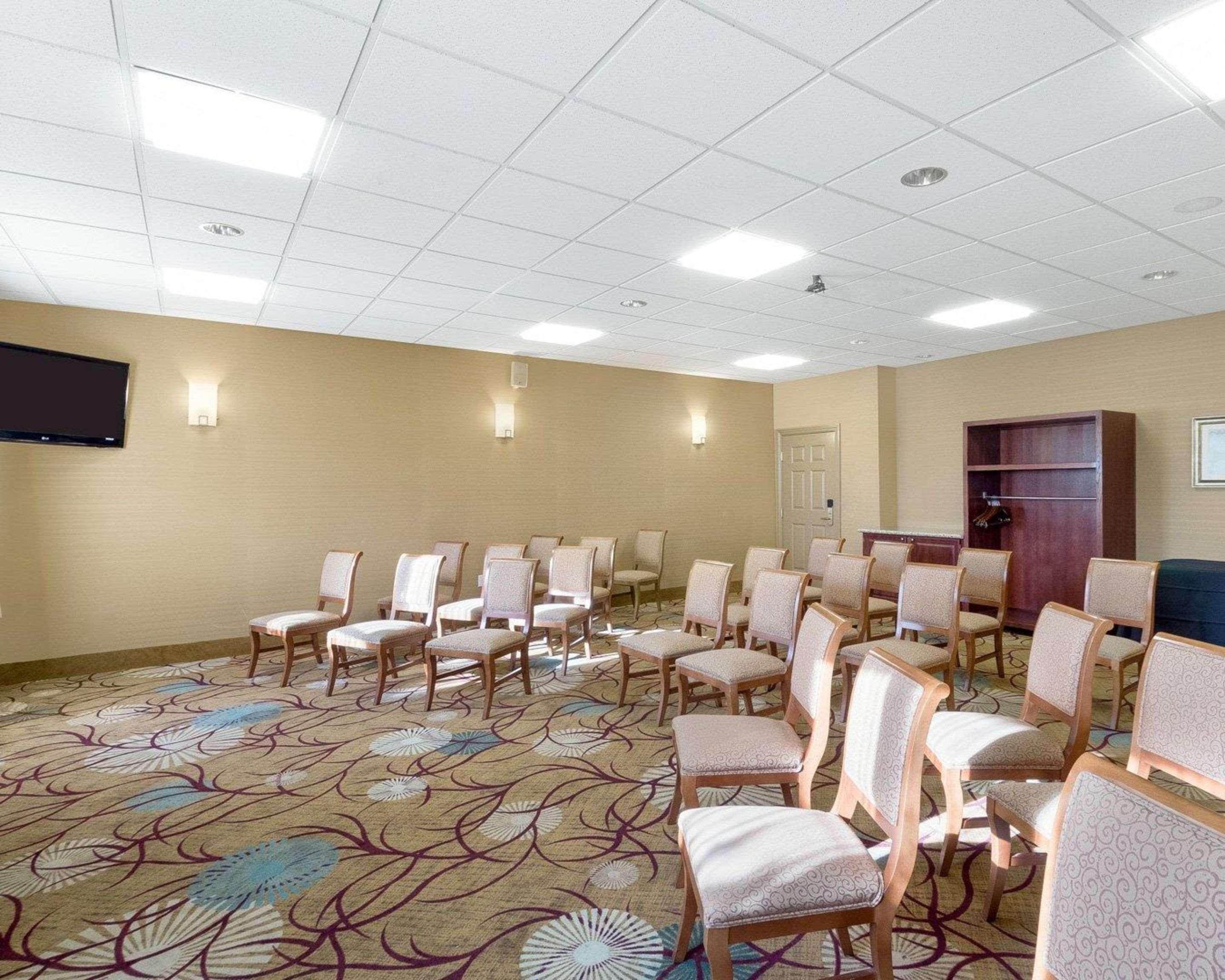 Comfort Inn & Suites Fayetteville-University Area Exterior photo