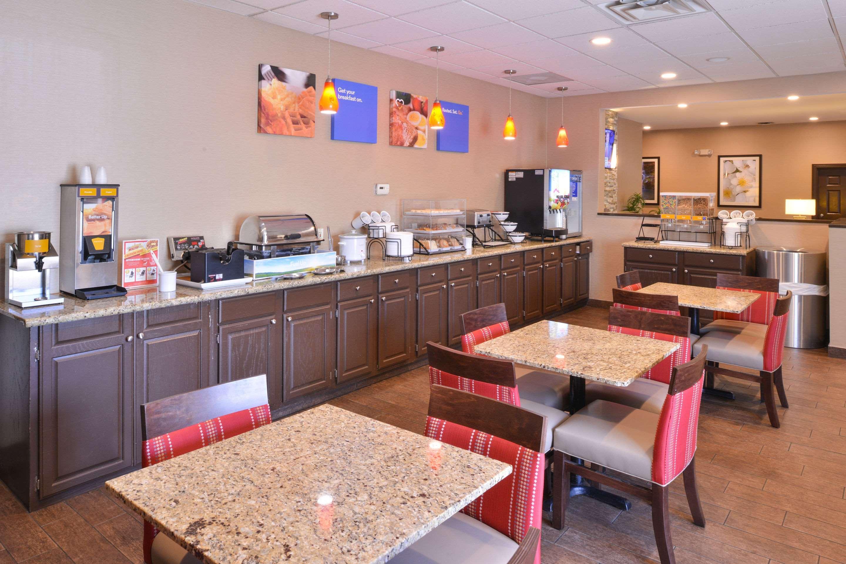 Comfort Inn & Suites Fayetteville-University Area Exterior photo