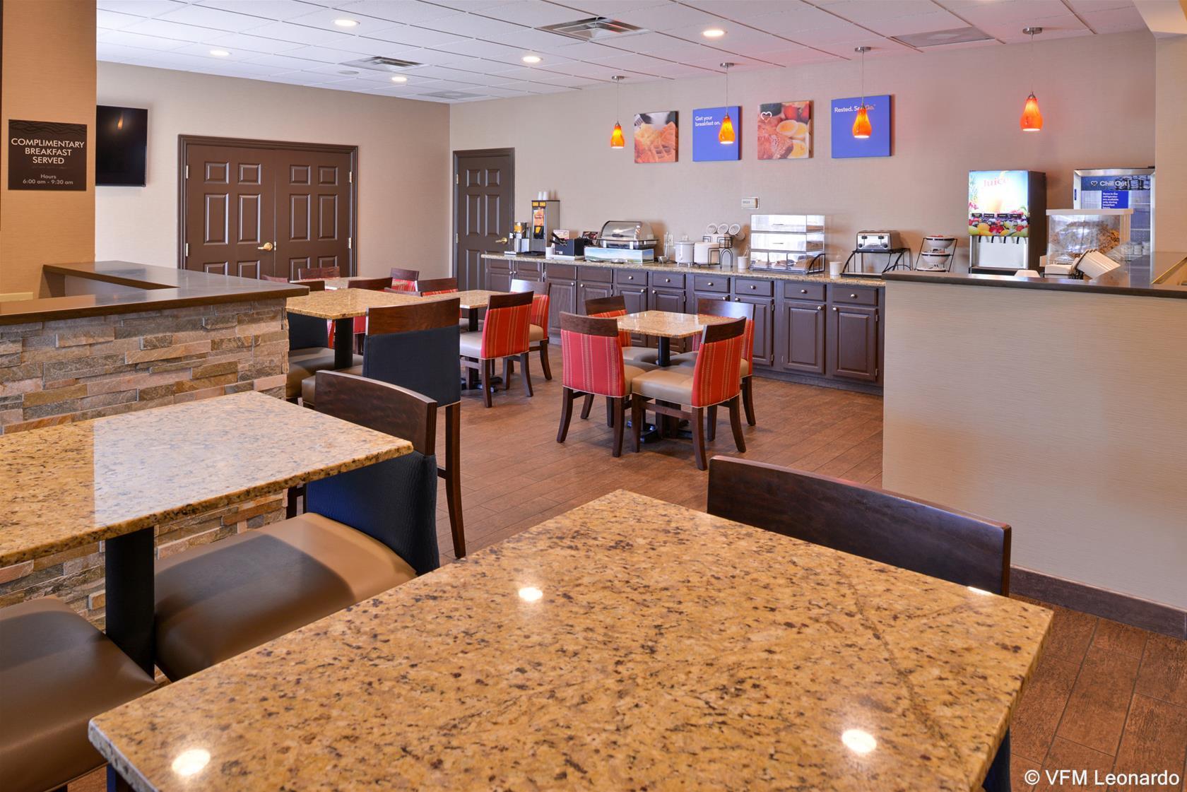 Comfort Inn & Suites Fayetteville-University Area Exterior photo