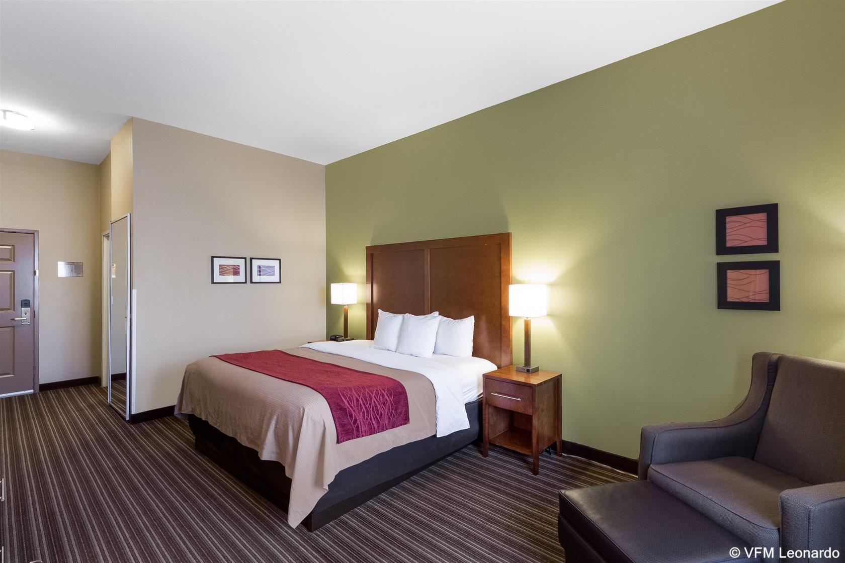 Comfort Inn & Suites Fayetteville-University Area Exterior photo