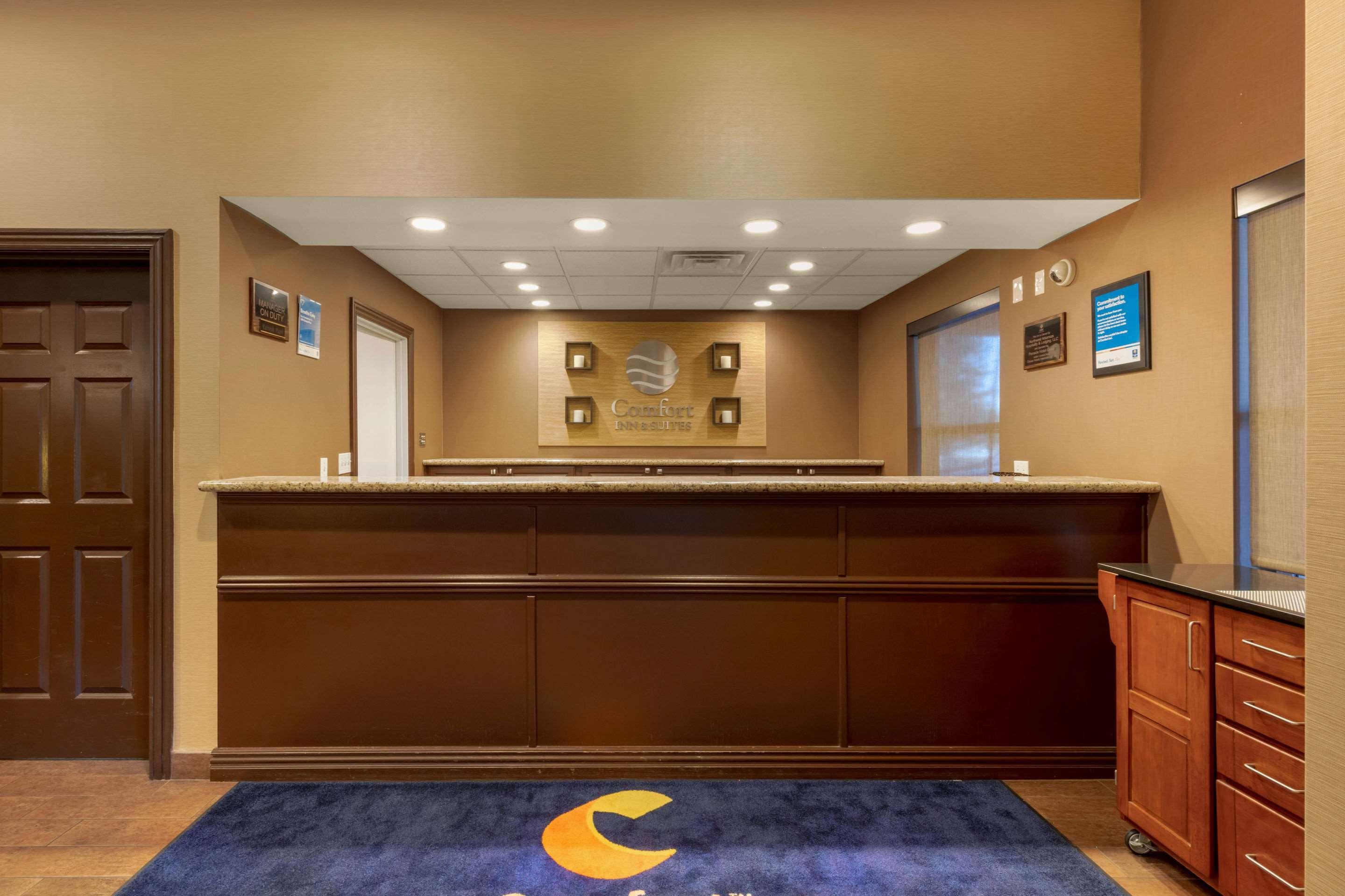 Comfort Inn & Suites Fayetteville-University Area Exterior photo