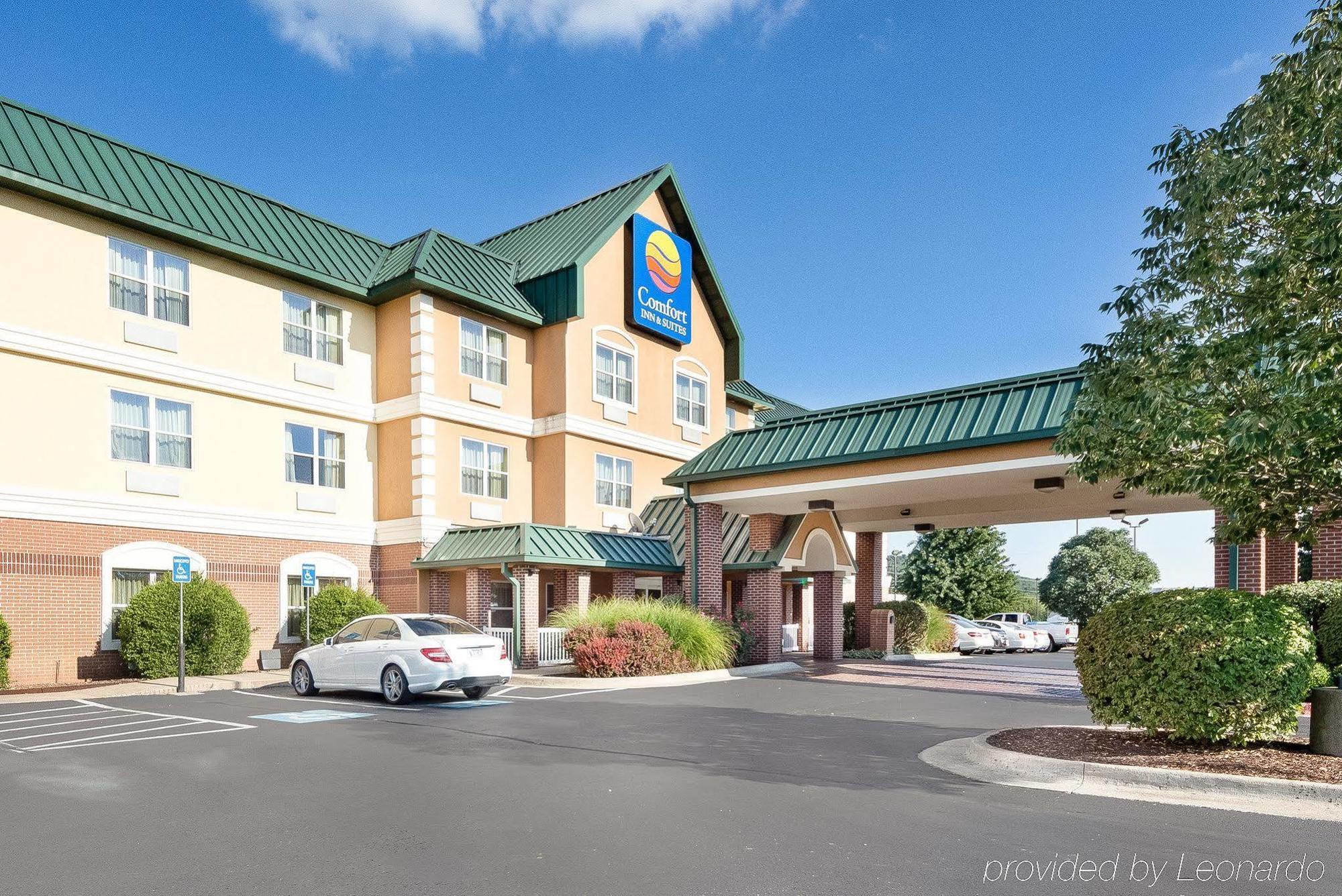 Comfort Inn & Suites Fayetteville-University Area Exterior photo