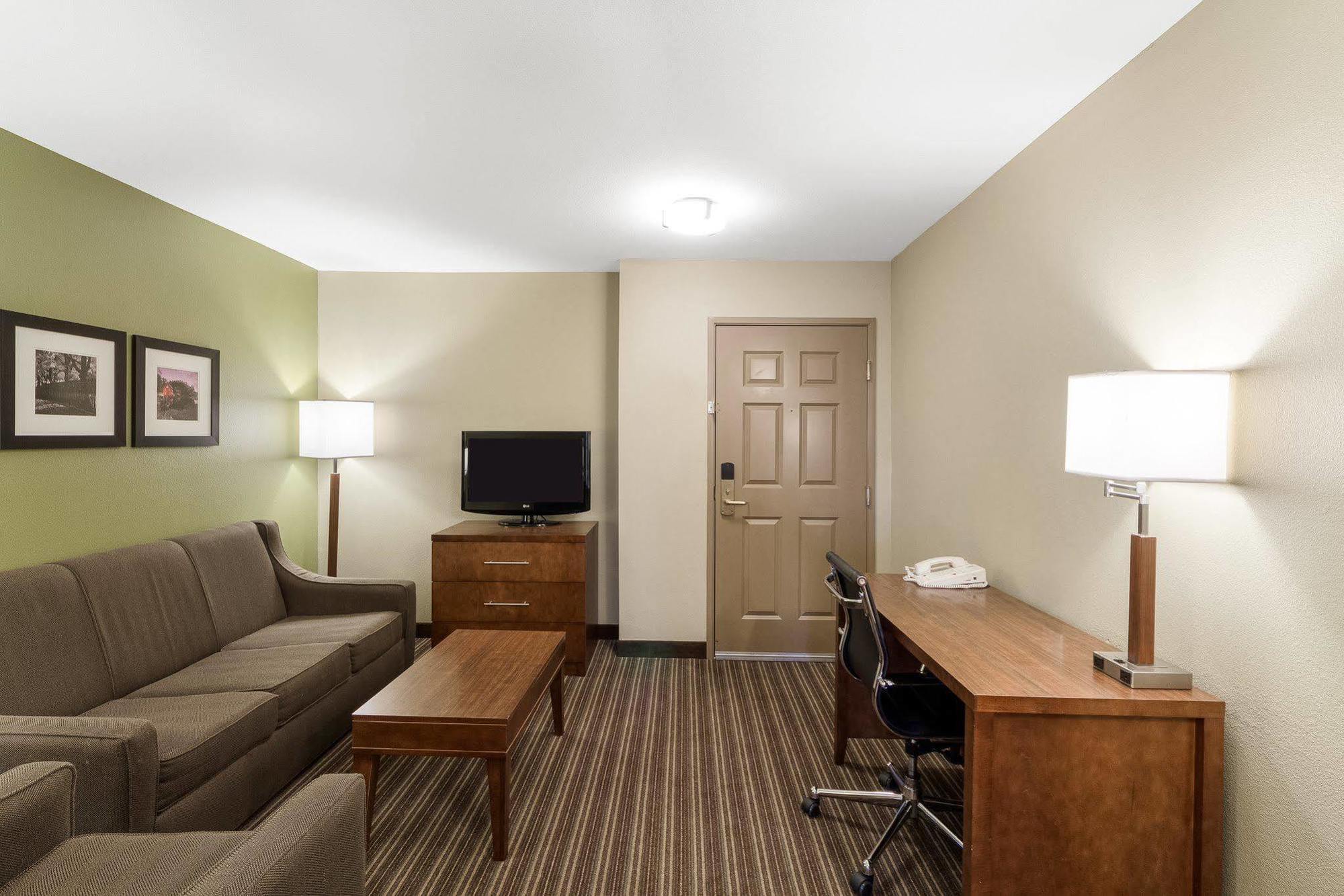 Comfort Inn & Suites Fayetteville-University Area Exterior photo