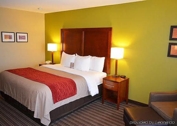 Comfort Inn & Suites Fayetteville-University Area Exterior photo