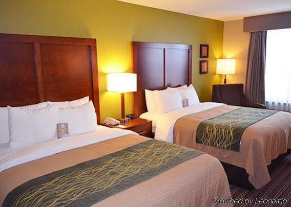 Comfort Inn & Suites Fayetteville-University Area Exterior photo